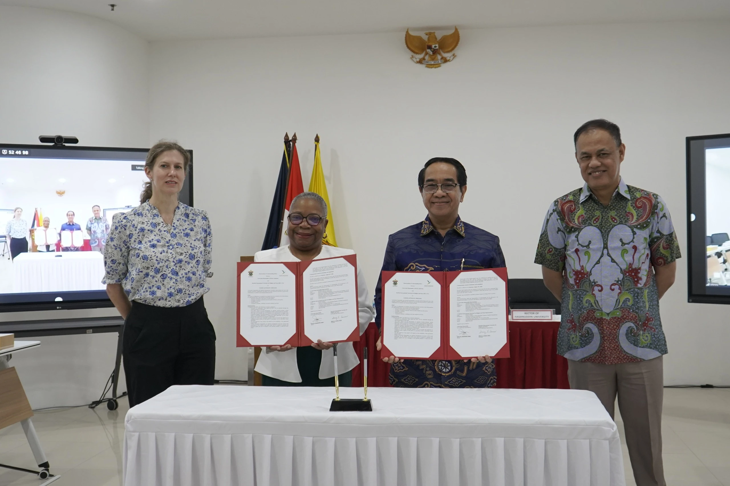 Pimpinan Unhas dan Hartford menunjukkan naskah MoU kolaborasi riset, pendidikan, dan pembangunan perdamaian global. (Foto: Alya/Humas Unhas)